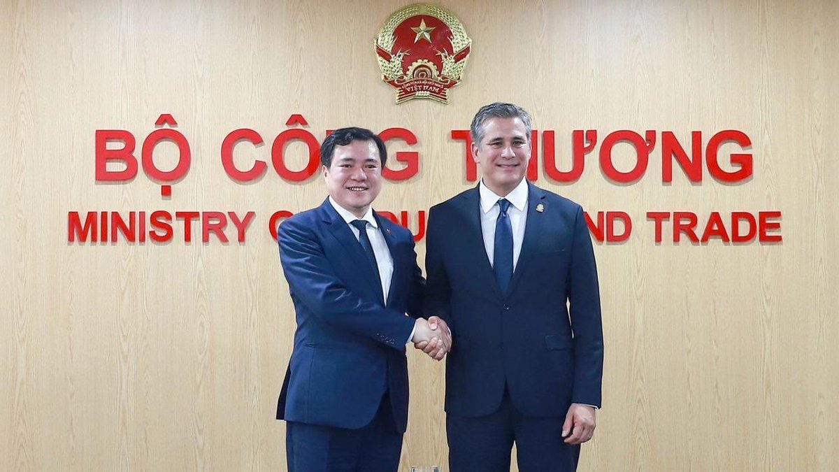 Manuel_Tovar_R's tweet photo. 🇨🇷🇻🇳 Costa Rica y Vietnam celebramos 50 años de lazos diplomáticos. En Hanói reafirmamos nuestro compromiso de fortalecer nuestros lazos económicos. Abordamos nuestro inminente ingreso al CPTPP con miras a expandir nuestra huella en esta dinámica región del Sudeste Asiático. https://t.co/39gzqdSXhj