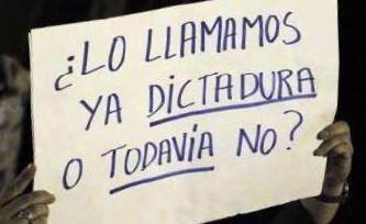 Con lo de hoy, ya no hay vuelta atrás, ni convivencia posible.
O se empieza a activar la vía para sacar al lunático narcotraficante de Carondelet, o no quedará democracia ni país en pie.