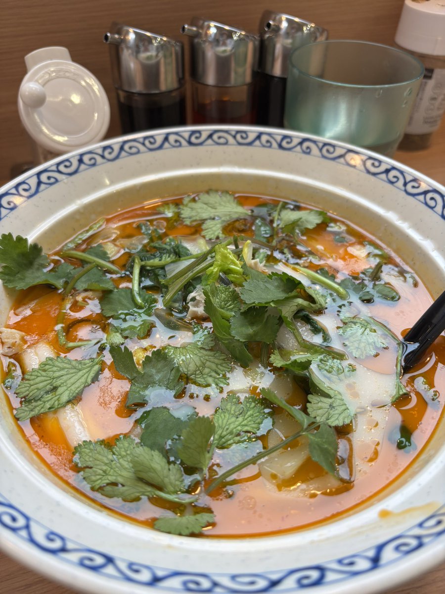 今日の麻辣湯🌶️
夏ぶりの訪問。
こちらのお店のスープは鶏白湯、4辛。
5辛でも良かったかも！
胃の中から暖かくなって美味い幸せ🤤

#縁苑
