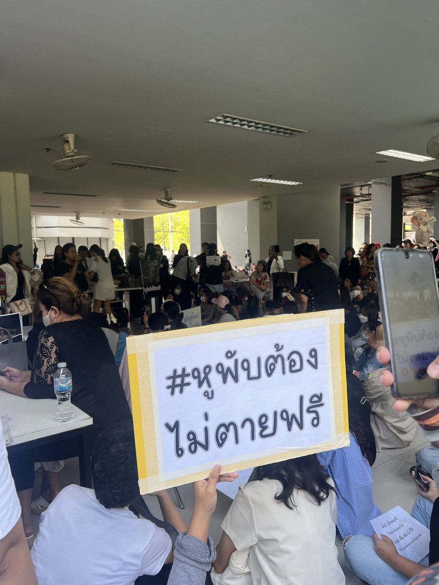TarotYouuuu's tweet photo. ดีใจมากจริงๆ ทุกคนออกมาทวง ความยุติธรรมให้กับพี่หูพับและช้างทุกตัว พี่หูพับ ต้องไม่ตายฟรี ส่งกำลังใจให้ทุกคนด้วยนะครับ!!!!!!

#สีดอหูพับ  #โกงเลือกตั้ง https://t.co/Tp9GZH5QxH