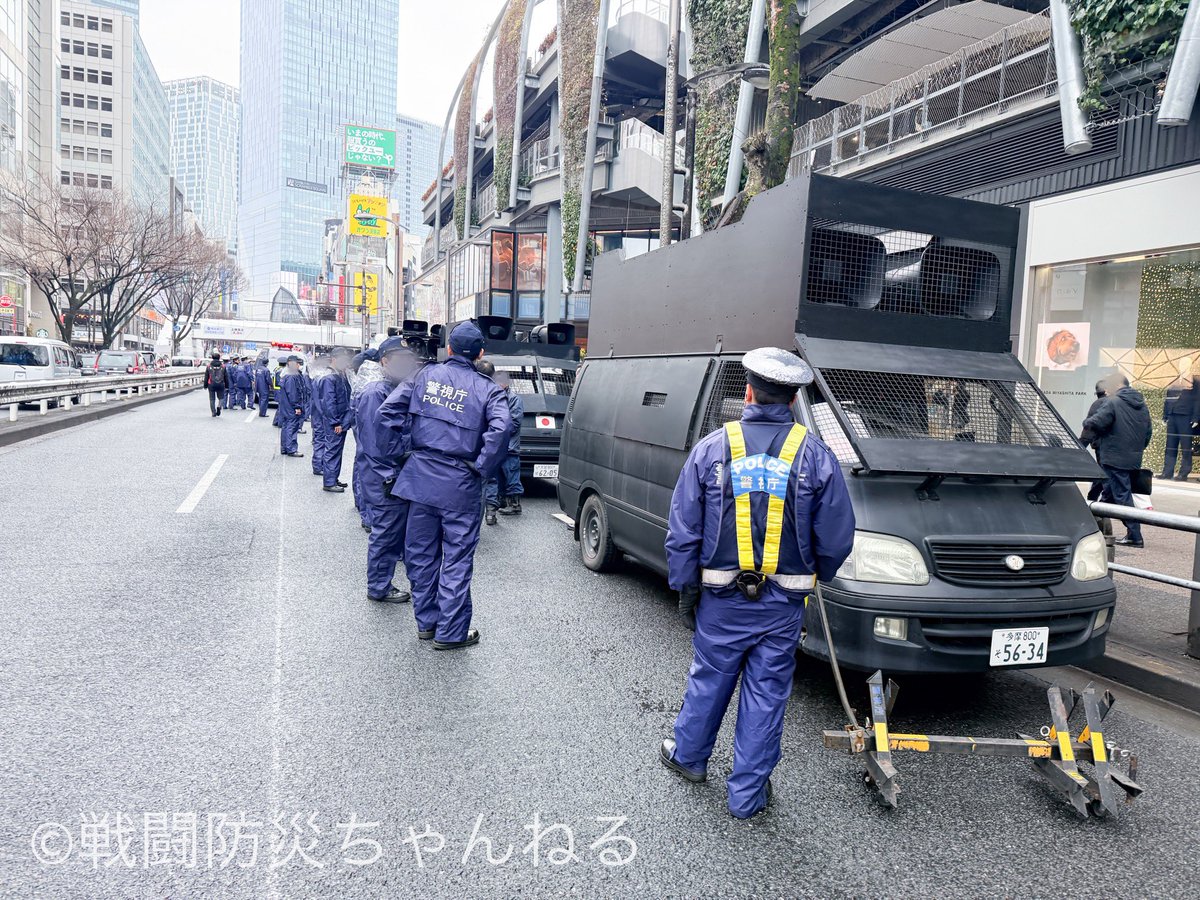 本日渋谷では反天皇制・反高市政権を主張する左翼集団のデモ

並びにそれに抗議する右翼集団のカウンターデモ行われ警察当局による大規模な警備が実施されました。