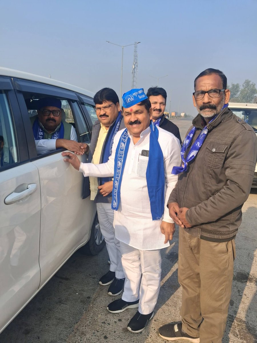 आज सुबह बहुजन समाज पार्टी के प्रदेश अध्यक्ष माननीय श्री <a href="/PalVishwnathbsp/">Vishwanath Pal</a> जी का लखनऊ जाते समय Bewar में बसपा के कार्यकर्ताओं द्वारा स्वागत किया गया ! 
<a href="/Mayawati/">Mayawati</a> <a href="/AnandAkash_BSP/">Akash Anand</a> #BSP