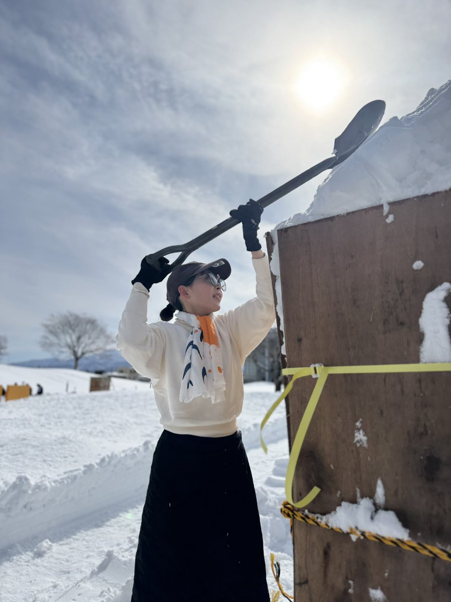 nitorito_'s tweet photo. 米沢雪灯篭まつりの準備で灯篭作りをしています☃️
トーフと呼ばれる木の枠に雪を放り込む。
それだけで筋肉痛💪🏼
2/14-2/15 上杉公園で開催！ https://t.co/7exJyk4oiq