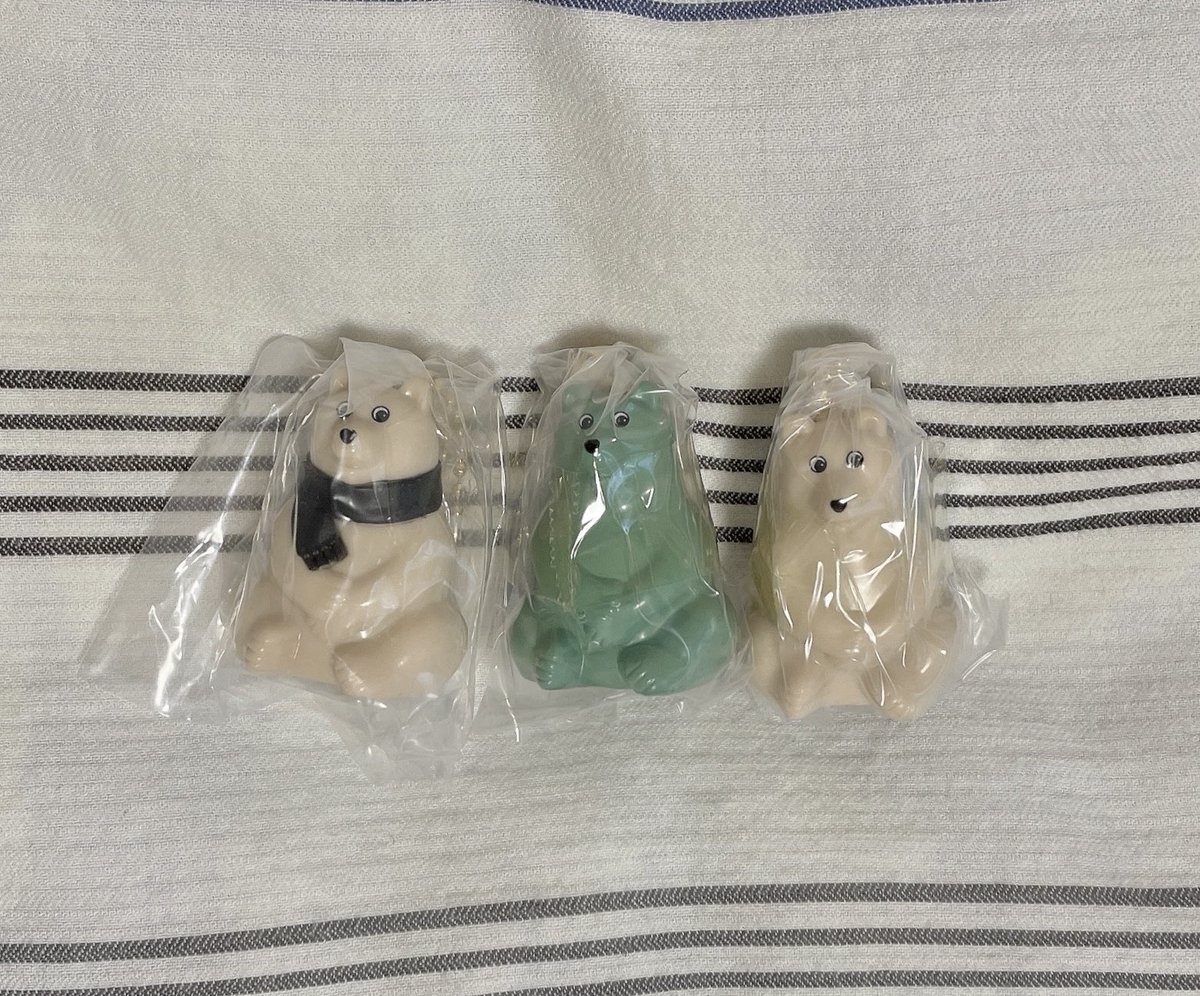 ofuton_nukui's tweet photo. ʚ交換ɞガチャ polar bear bank ポーラーベアバンク ミニチュアチャーム2

꒰ 譲 ꒱ポーラーベア、マフラーのベア、カーキのベア

꒰ 求 ꒱パーティ帽子のベア

郵送にて交換希望、お気軽にお声がけ下さい🧣 https://t.co/oNN9jEcZcB