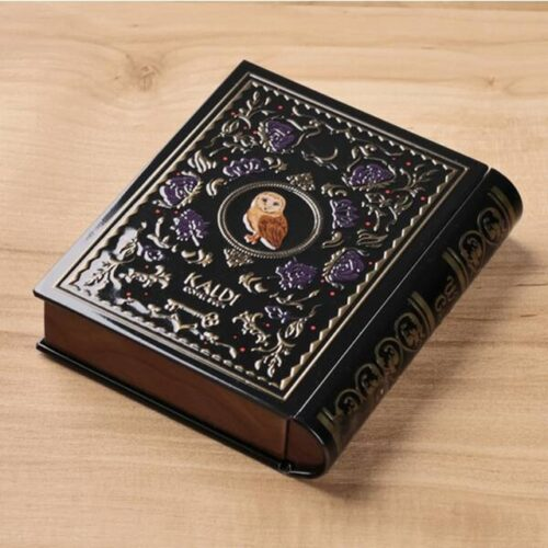 カルディ『ミニミニ魔法辞書缶』2026年はフクロウのデザインで新発売