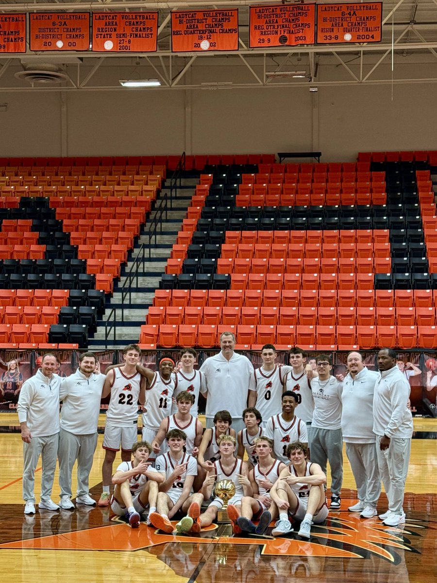 MommaTimms's tweet photo. Your Aledo Bearcats are 11-0 and back-to-back DISTRICT CHAMPS!!! 🏆 ❤️🐾🏀

#AledoMBB #thestAndard 
#JMoney #Classof2029 #FreshmanYear https://t.co/5uNd4hx4qU