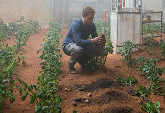 「オデッセイ」観た。

火星で孤独にじゃがいも作る話。主人公の俳優マット・デイモンに似てるなぁと思いながらみてたらマット・デイモンだった。登場人物の説明がほぼないんで理解がムズい部分がありそうだけどオレは原作を読んだ直後に観たんでむしろ没入感あった。ぬかりなし。