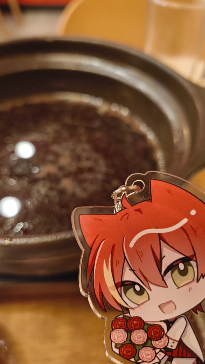 ตอนแรกสั่งสุกี้ว่าจะถ่ายรูปฉลองวันเกิดกับพกจ. ตัวเองเมื่อวาน รู้สึกตัวอีกทีหมดแล้ว เลยได้ถ่ายกับหม้อเปล่า555555555555