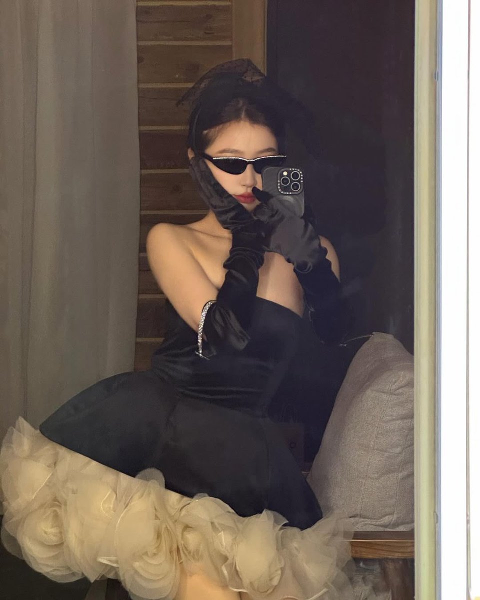 yashuxin's tweet photo. yu shuxin + mirror selfies https://t.co/o84lXerZem