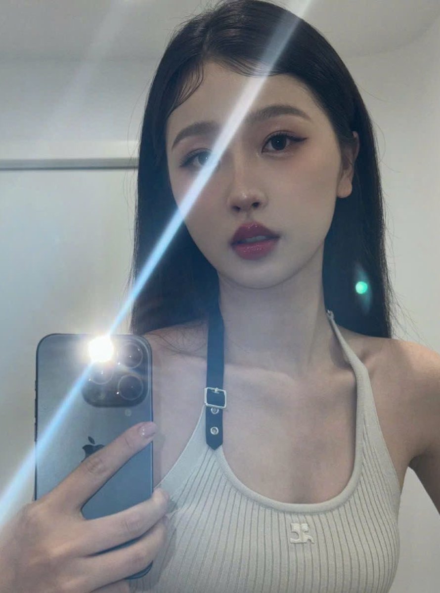 yashuxin's tweet photo. yu shuxin + mirror selfies https://t.co/o84lXerZem