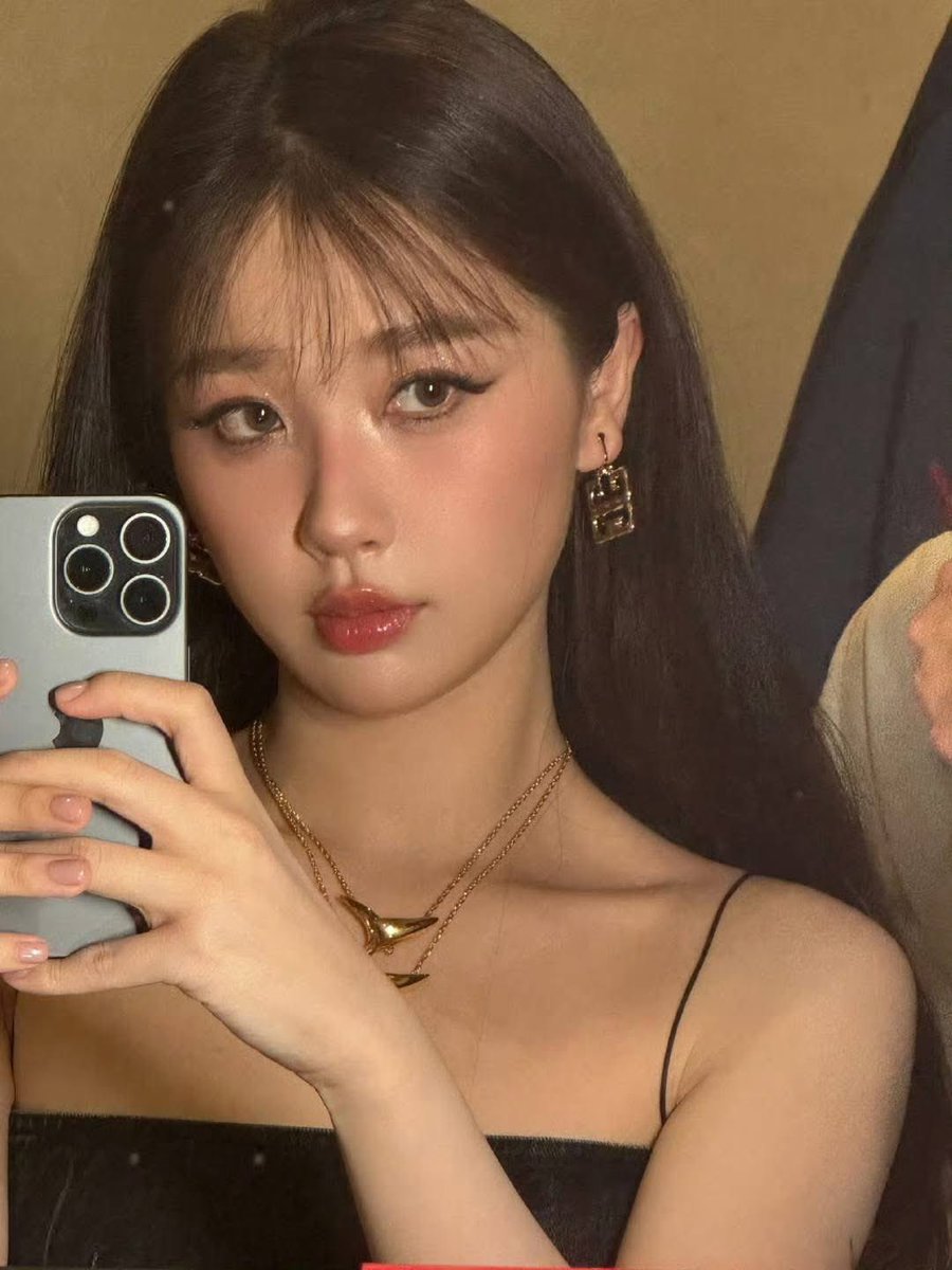 yashuxin's tweet photo. yu shuxin + mirror selfies https://t.co/o84lXerZem