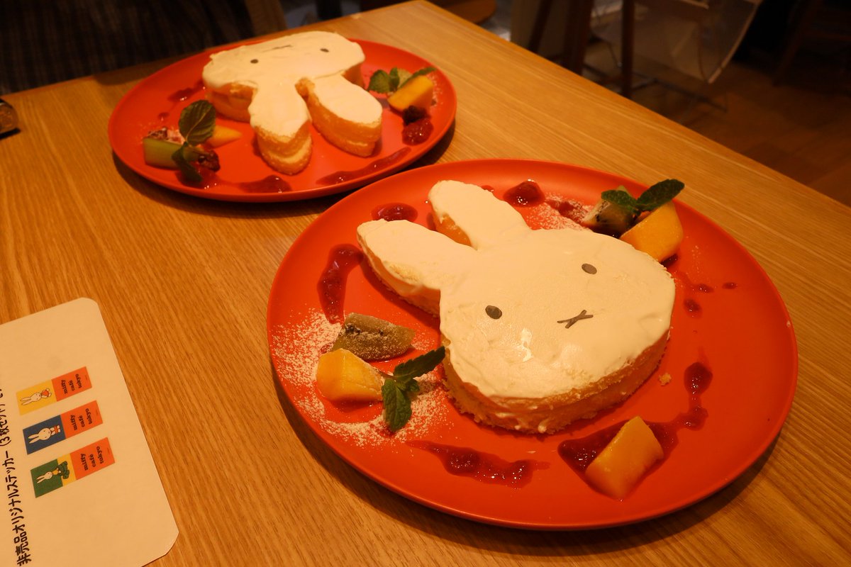 miffy cafe tokyo（代官山）
カメラとミッフィー。
色とりどりのフルーツがさわやかでおいしかったです。

#ミッフィーカフェトーキョーの思い出
#miffy_cafe_tokyo