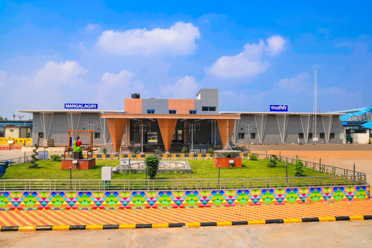 Enhancing Rail Infrastructure in AndhraPradesh.
MANGALAGIRI RAILWAY STATION
Designed for comfort,
Built for the Future!💰 Cost: Rs. 12.6 Cr

<a href="/RailMinIndia/">Ministry of Railways</a>

@scrailwayindia

#mangalagiri #AmritStations
#AndhraPradesh #IndianRailways