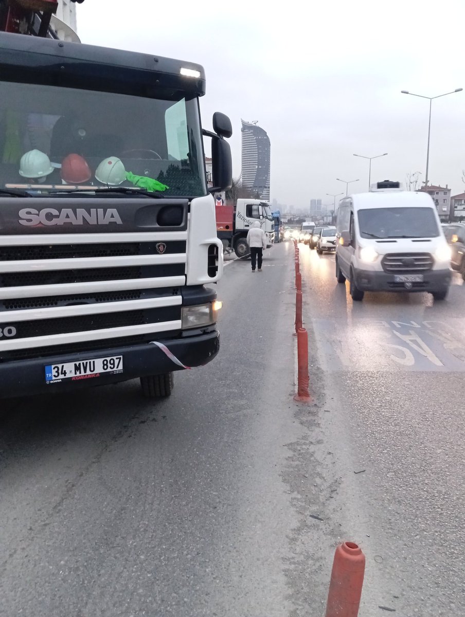 ozz_inci's tweet photo. Acıbadem metro istasyonu önündeki otopark inşaatı sebebiyle yayalara ve bebek arabalı insanlar için ayrılan geçiş için kullanılan yol bu şekildedir. Kaza yaşanmaması için gerekli tedbirlerin acilen alınmasını rica ediyorum. 
@IBBcozummerkezi @metroistanbul https://t.co/7N2GrzZaBr