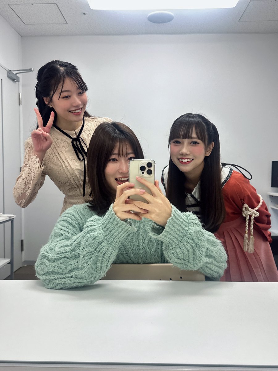 控室なうです！
このあと14:30〜
福むすび歌謡祭スタート🍙

さくらいと花子ちゃんがインフルということで、新メンバーの琴月あゆちゃんが来てくれました🫶🏻

私は喉の病気の治療中でちょっと聞きづらいところもあるかも！ベスト尽くせるように頑張ります！！🙌🏻