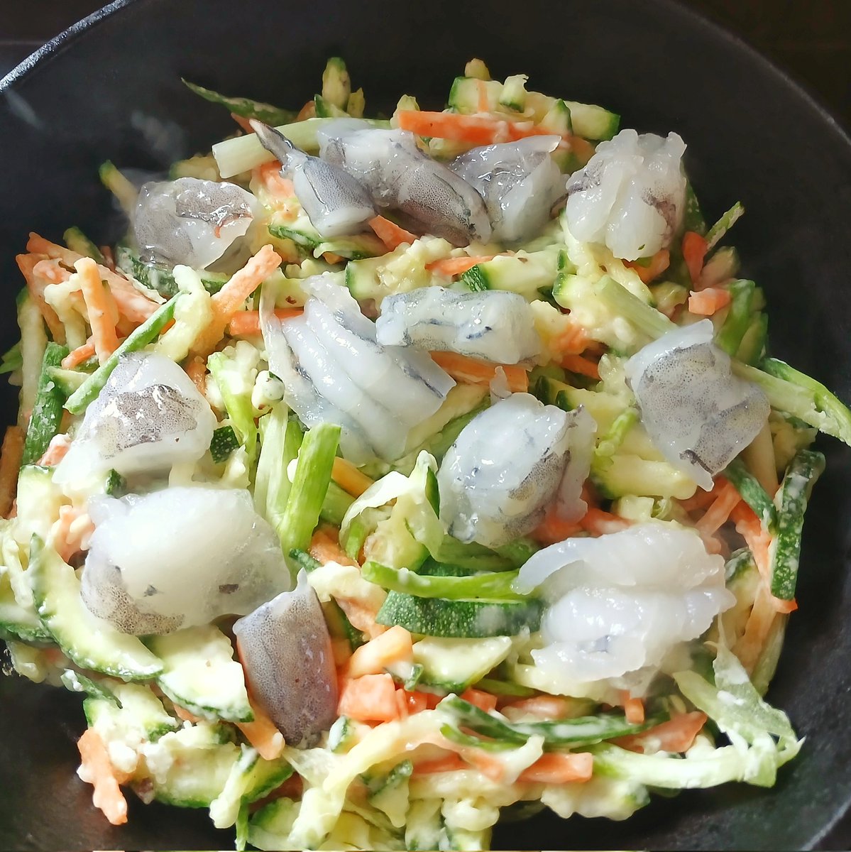 goodforsoul16's tweet image. เคลียร์ผักในตู้เย็น ซุกี่นี่ แป้งหอยทอด กุ้ง แครอท ต้นหอม ผักกาด