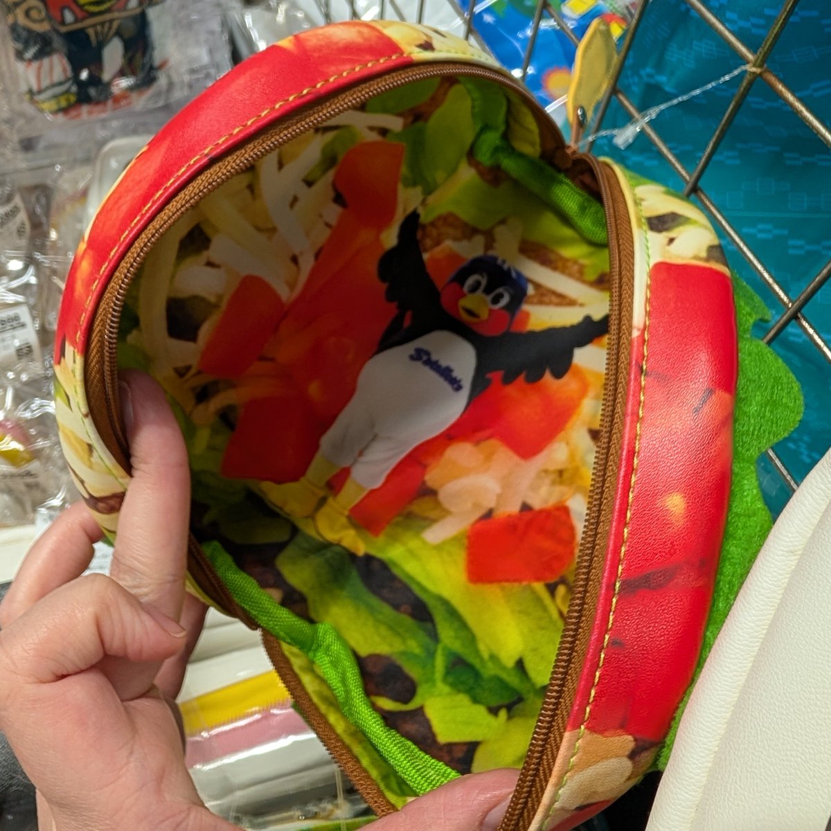 友達向けに見てきたんだけど、つば九郎タコスポーチと、つーたま