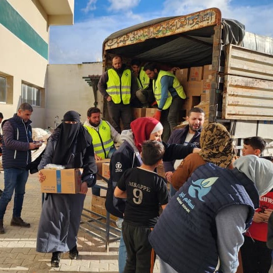 WFP_Syria's tweet image. Heavy rains in northern #Syria caused severe flooding, impacting Kherbet al-Joz camp in #Idlib.

@WFP_Syria in coordination with @SyMOSAAL has begun distributing ready-to-eat food rations to families affected by the floods &amp;amp; will continue to provide assistance.
#EmergencyResponse