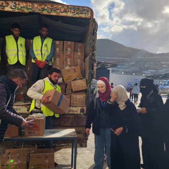 WFP_Syria's tweet image. Heavy rains in northern #Syria caused severe flooding, impacting Kherbet al-Joz camp in #Idlib.

@WFP_Syria in coordination with @SyMOSAAL has begun distributing ready-to-eat food rations to families affected by the floods &amp;amp; will continue to provide assistance.
#EmergencyResponse