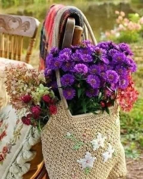 Ben,
Eski şeylerin,
Samimi mahallelerin, 
Cüzdandaki resimlerin, 
Saklı mektupların, 
Kartpostalların ve 
Sokakta oynayan  çocukların güzelliğine inanıyorum hala..

GÜNAYDIN Dostlar ☕️🤗🍁