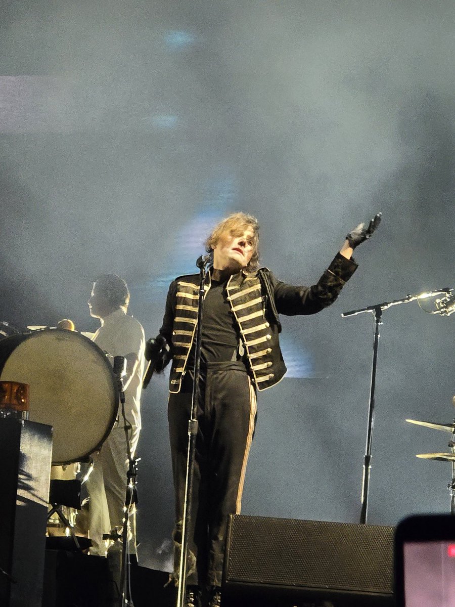 darklover71's tweet photo. Aun no lo supero y nunca lo superare #mcrcolombia https://t.co/QHwGIPKOsT