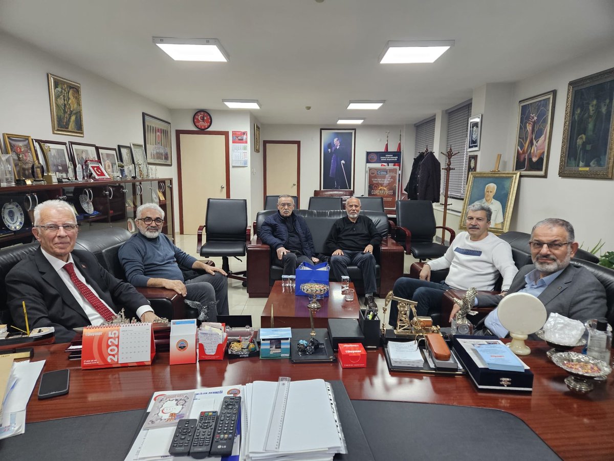 emekli_memursen's tweet photo. Türkiye Emeklir Derneği(TÜED) Genel Başkanı Kazım ERGÜN Bey'i Emekli Memur Sen Yönetim Kurulu Üyeleri makamında ziyaret ettiler.
Ziyarette emeklilerle ilgili önemli değerlendirmeler yapıldı.Güzel ev sahiplikleri için teşekkür ederiz. https://t.co/mOUkPrF2n5