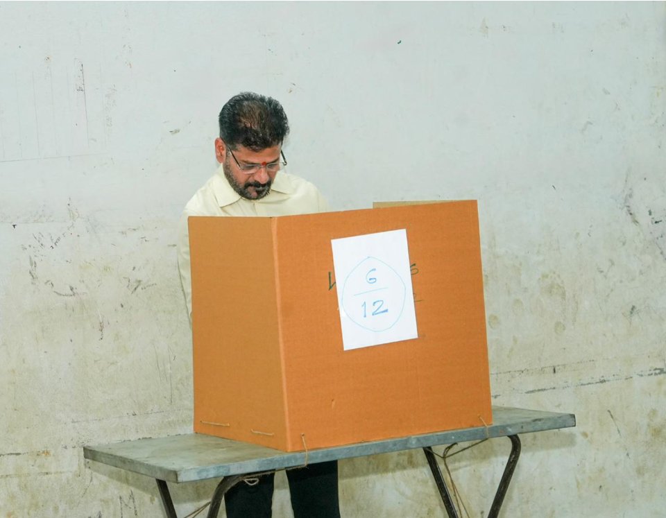 ddyadagirinews's tweet photo. కొడంగల్ లోని జిల్లా పరిషత్ ఉన్నతపాఠశాలలో ఓటు హక్కు వినియోగించుకున్న ముఖ్యమంత్రి రేవంత్ రెడ్డి.

#MunicipalElections2026 #VoteResponsibly https://t.co/Ze1FZFVGna