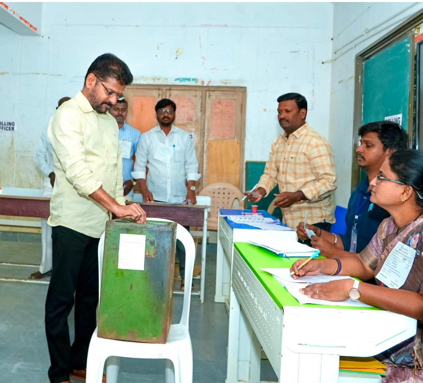 ddyadagirinews's tweet photo. కొడంగల్ లోని జిల్లా పరిషత్ ఉన్నతపాఠశాలలో ఓటు హక్కు వినియోగించుకున్న ముఖ్యమంత్రి రేవంత్ రెడ్డి.

#MunicipalElections2026 #VoteResponsibly https://t.co/Ze1FZFVGna