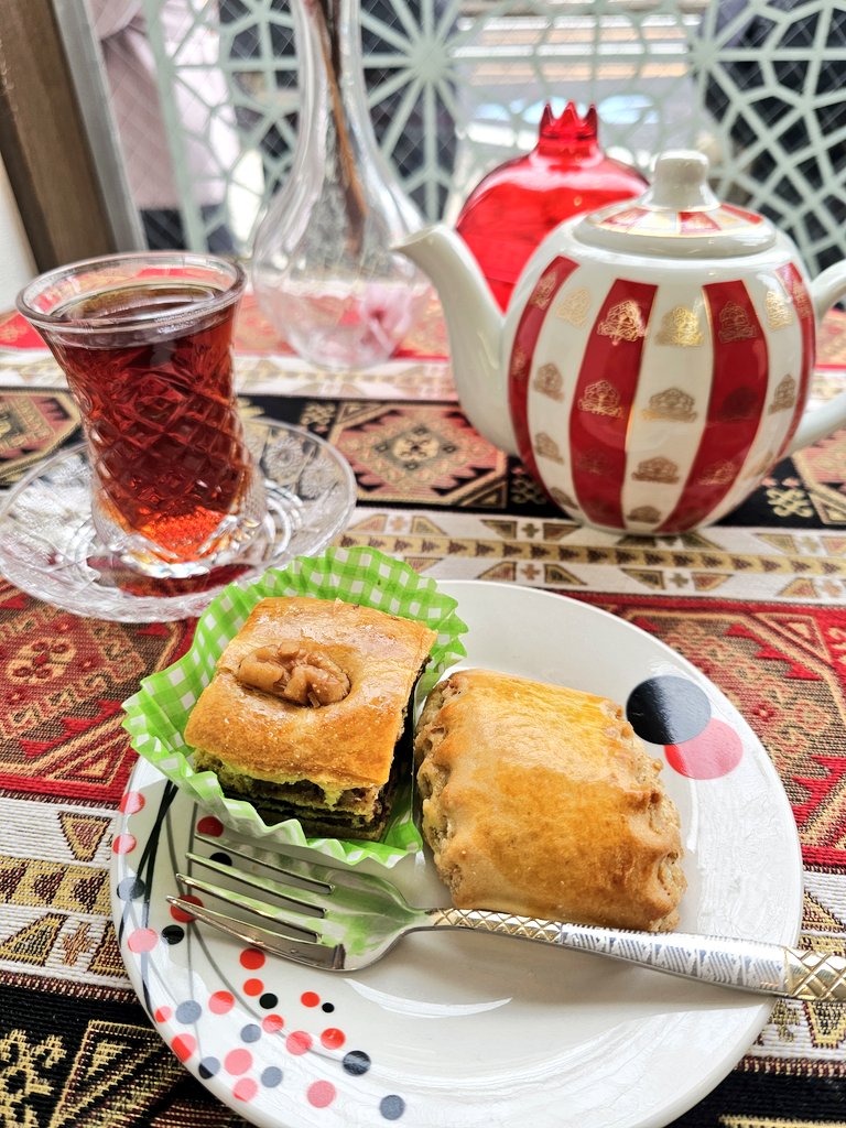 天神橋筋六丁目に2月6日にオープンしたアゼルバイジャンカフェ「ざくろの木」へ。パビリオンで提供できなかったアゼルバイジャンのお菓子と紅茶をいただけます。お菓子は手頃な価格で素朴な甘さ。紅茶は2～3人ならポットがお薦め。アゼルバイジャン人の店主も店員もおっとりしていて居心地が良いです。