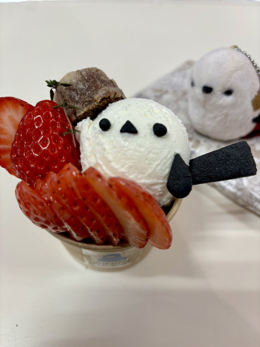 苺のシマエナガパフェです(・ω・)ノ🍓 めっちゃ可愛いですが