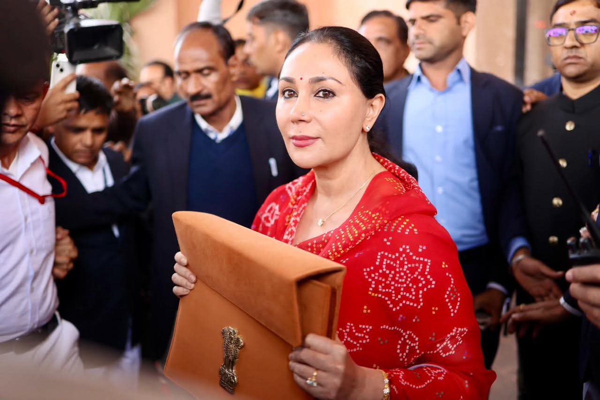 Rajsach_'s tweet photo. बजट लेकर राजस्थान विधानसभा पहुंची दिया कुमारी #budget2026 #rajsthanbudget2026 #diyakumari https://t.co/PugqEauUVA