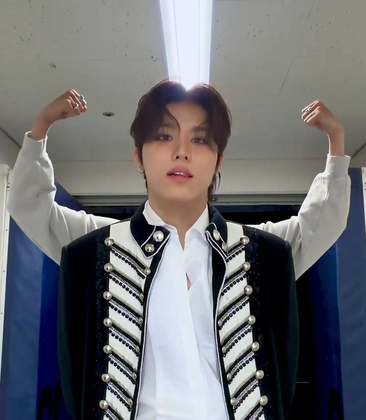 their fists and wrists difference is so cuuute, ughh my jeongharu 🤧🤏🏼