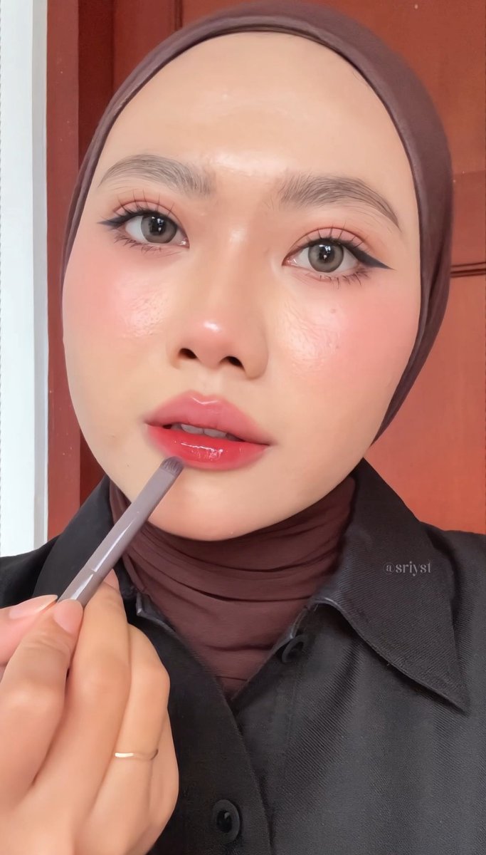 bckupacc99's tweet photo. Raya nanti korang boleh tiruu pakai lipstick mcm ni!! Nampak naik seri mekapp 😍 https://t.co/5RhfA0zLYE