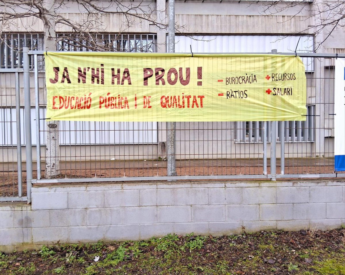 L’escola i l’institut dels meus mimats en lluita per una educació pública i de qualitat. El gran té 14 anys i la petita 11 i mai havíem viscut tanta organització i mobilització. Per fi! 

Fer #VagaEducativa #11F educa. 

Guanyarem!

- Ràtios

- Burocràcia

+ Recursos

+ Salari