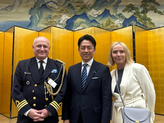 EmbSweTokyo's tweet photo. スウェーデン大使館の防衛駐在官ミカが、小泉防衛大臣へのご挨拶の機会をいただきました。

安全保障分野における日瑞協力は、信頼と対話に基づいています。今後も両国のパートナーシップのさらなる深化が期待されます 🇸🇪🤝🇯🇵 https://t.co/9ZVXhJn56T