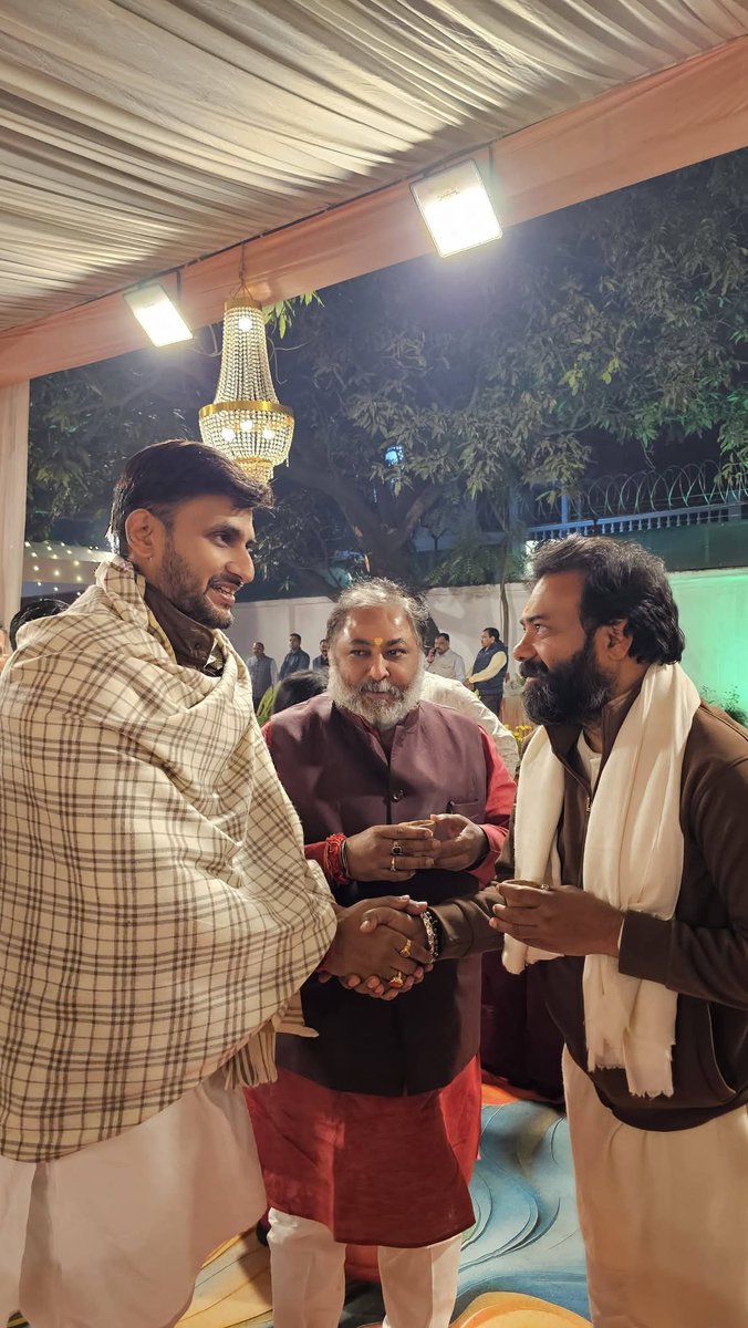 brijbhushanmla's tweet photo. जनपद लखनऊ में उत्तर प्रदेश विधान परिषद के माननीय सभापति श्री कुंवर मानवेंद्र प्रताप सिंह जी के आवास पहुँचकर उनकी पूज्य माताजी के 102वें जन्मदिवस पर शुभकामनाएं प्रेषित कर उनसे स्नेहाशीर्वाद प्राप्त किया।

मर्यादा पुरुषोत्तम प्रभु श्रीराम जी से पूज्य माताजी के उत्तम स्वास्थ्य एवं दीर्घायु की कामना करता हूं।