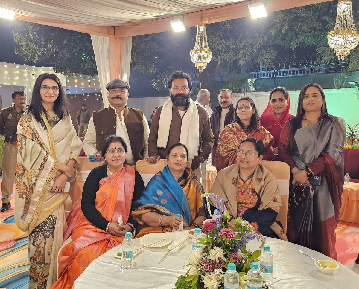 brijbhushanmla's tweet photo. जनपद लखनऊ में उत्तर प्रदेश विधान परिषद के माननीय सभापति श्री कुंवर मानवेंद्र प्रताप सिंह जी के आवास पहुँचकर उनकी पूज्य माताजी के 102वें जन्मदिवस पर शुभकामनाएं प्रेषित कर उनसे स्नेहाशीर्वाद प्राप्त किया।

मर्यादा पुरुषोत्तम प्रभु श्रीराम जी से पूज्य माताजी के उत्तम स्वास्थ्य एवं दीर्घायु की कामना करता हूं।