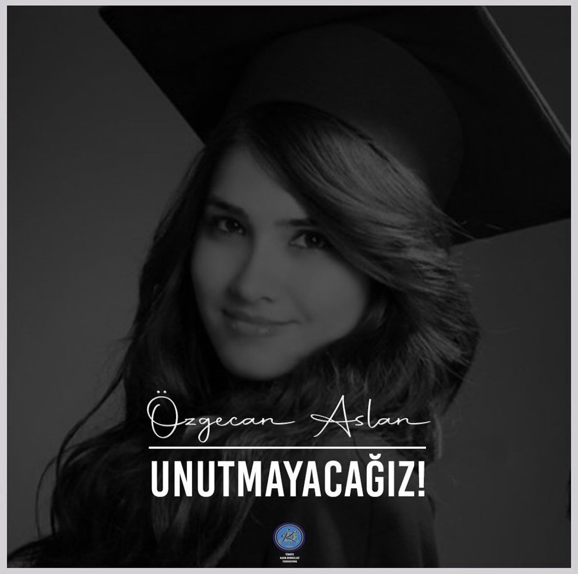 tkdfederasyon's tweet photo. Özgecan Aslan’ın katledilişinin 11. yılında buradayız.

Onu katleden zihniyet hâlâ aramızda; hâlâ korunuyor, hâlâ cesaret buluyor.
Cezasızlık şiddeti büyütüyor.

Özgecan için, öldürülen tüm kadınlar için:
Unutmuyoruz. Affetmiyoruz. Mücadeleden vazgeçmiyoruz. https://t.co/qnJjNGp7Wn