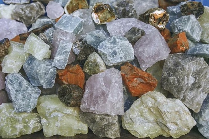 🚨 India is in talks with France, the Netherlands, Brazil &amp; Canada to secure critical minerals and cut reliance on China.

Big move for EVs, clean energy, defence &amp; tech supply chains.

This is about future-proofing India’s growth. 🇮🇳

#India #CriticalMinerals #SupplyChain #EV