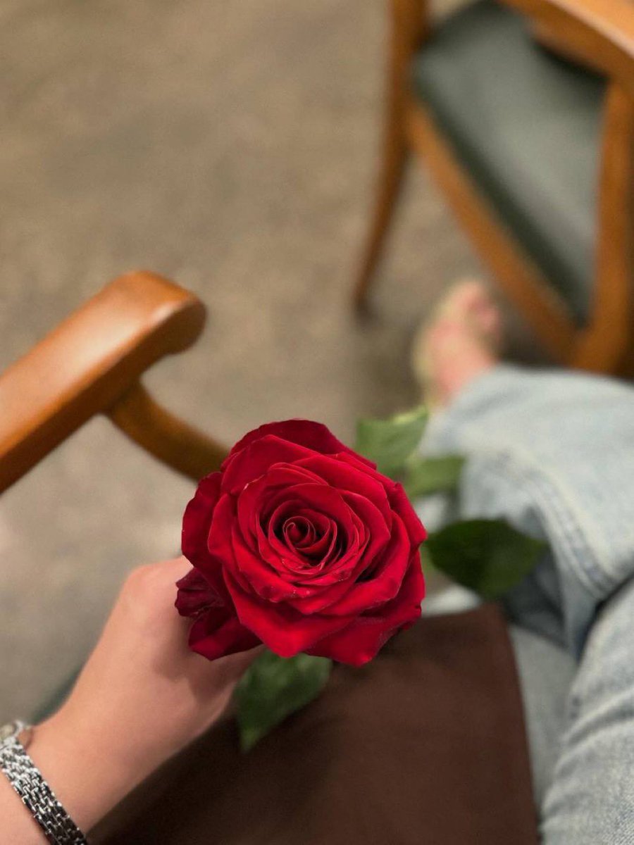 زاحموا الناس بالحب والخير 
وإنشروا بينكم كل الإيجابيات

ولا تجرحوا بعض ....
  وصافحوا السعادة بقدرحبكم لها 🎶🎻♥️
#صباح_الخير_والسعاده