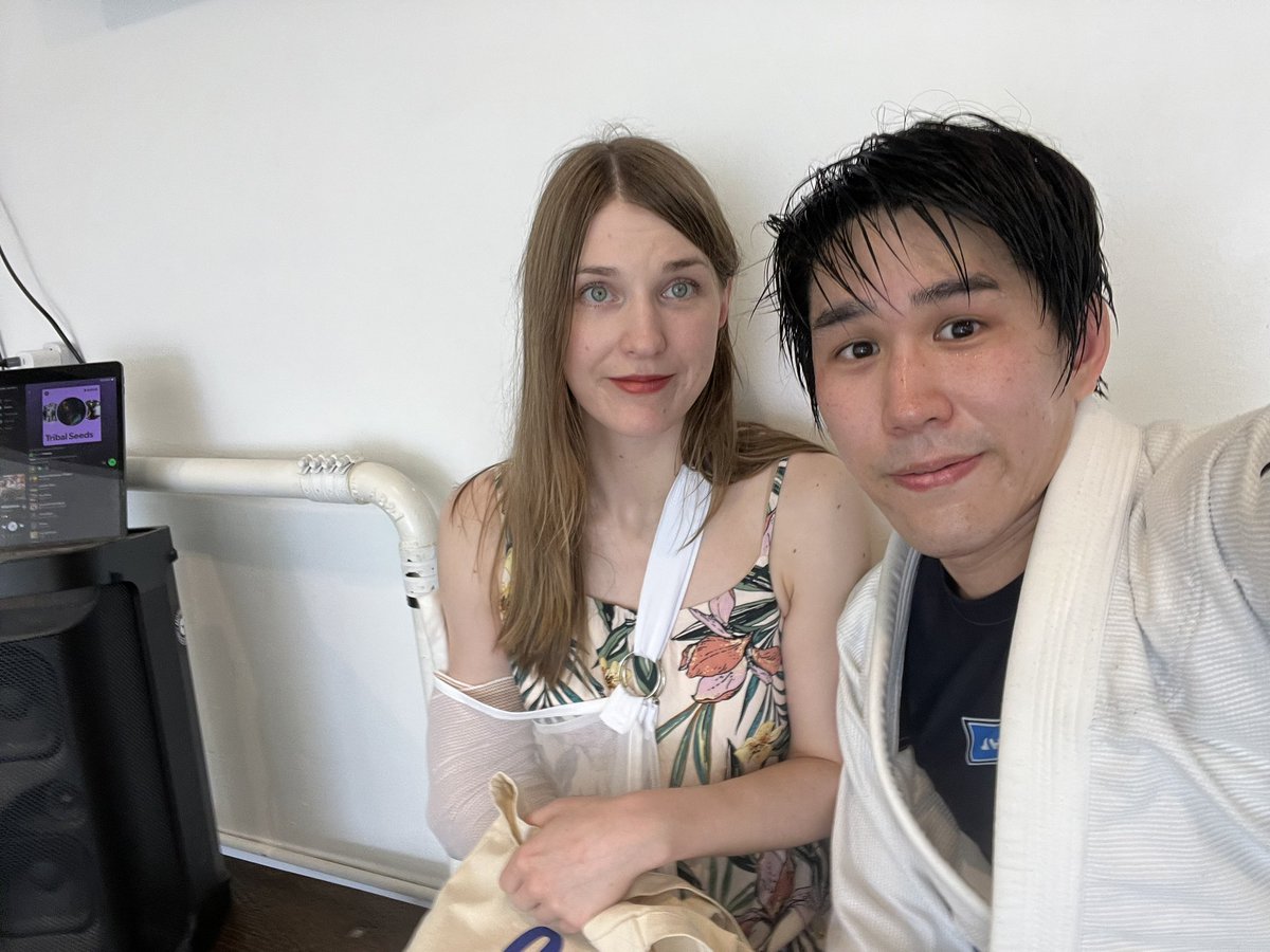 懸賞に当たってグアムに行けることになり、せっかくなので柔術の大会に出場。夫婦で階級優勝したのですが、妻がオープンで骨折…。一瞬のことでした。後悔とともに、失ってから感じる、一緒に練習することのありがたさ。少し休む妻に、これを機に、とにかくもっと優しくしたいと思いました。