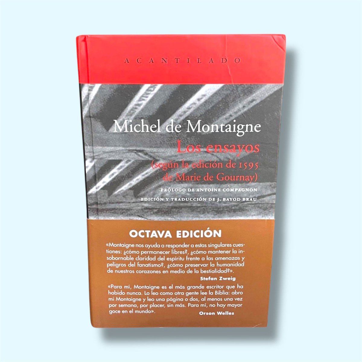 “Los ensayos”, de Montaigne. Un tomo en Editorial Acantilado. Qué librazo. De lo mejor que he leído y releído en mi vida.