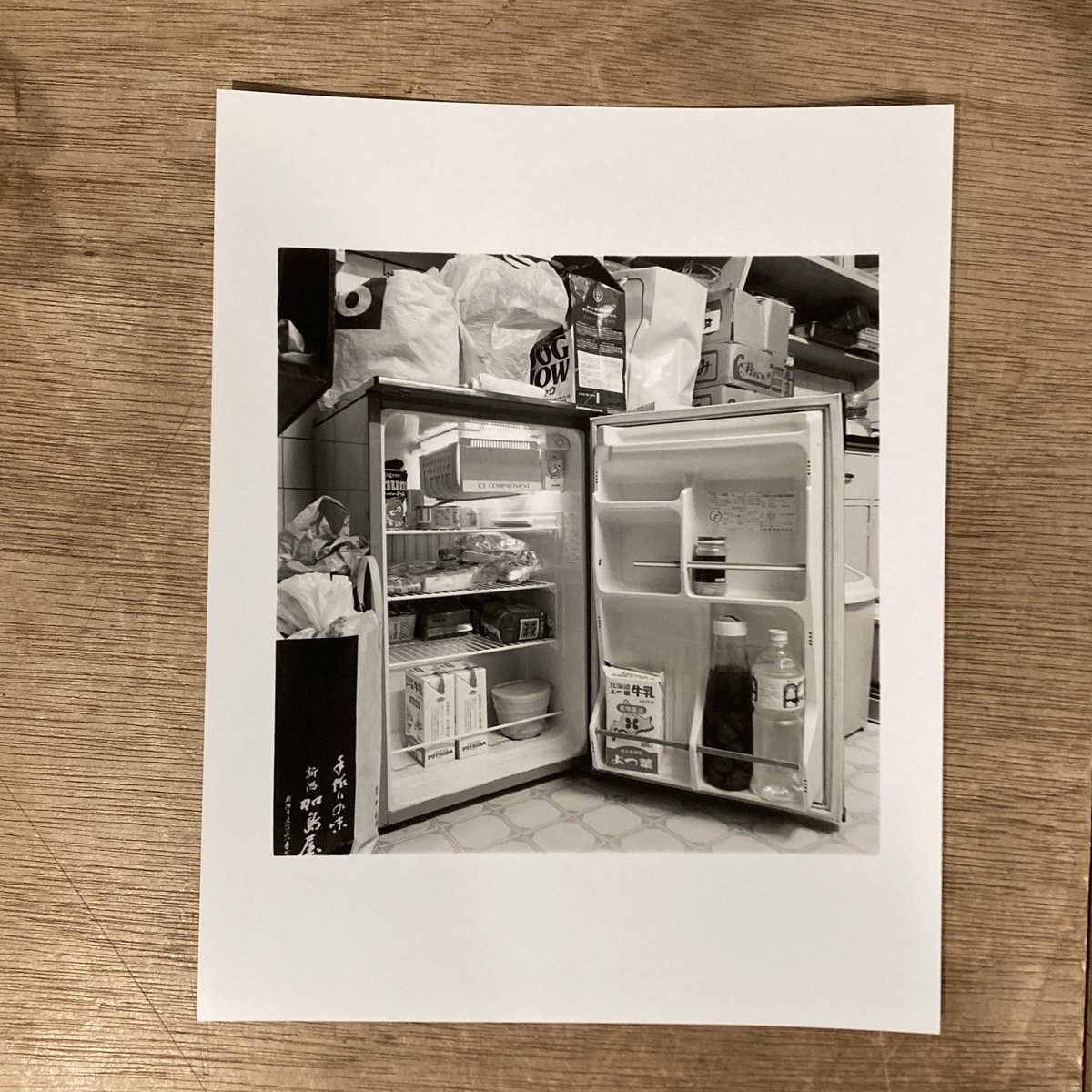 潮田登久子の冷蔵庫シリーズのプリントも入荷してます。人の日記を覗き