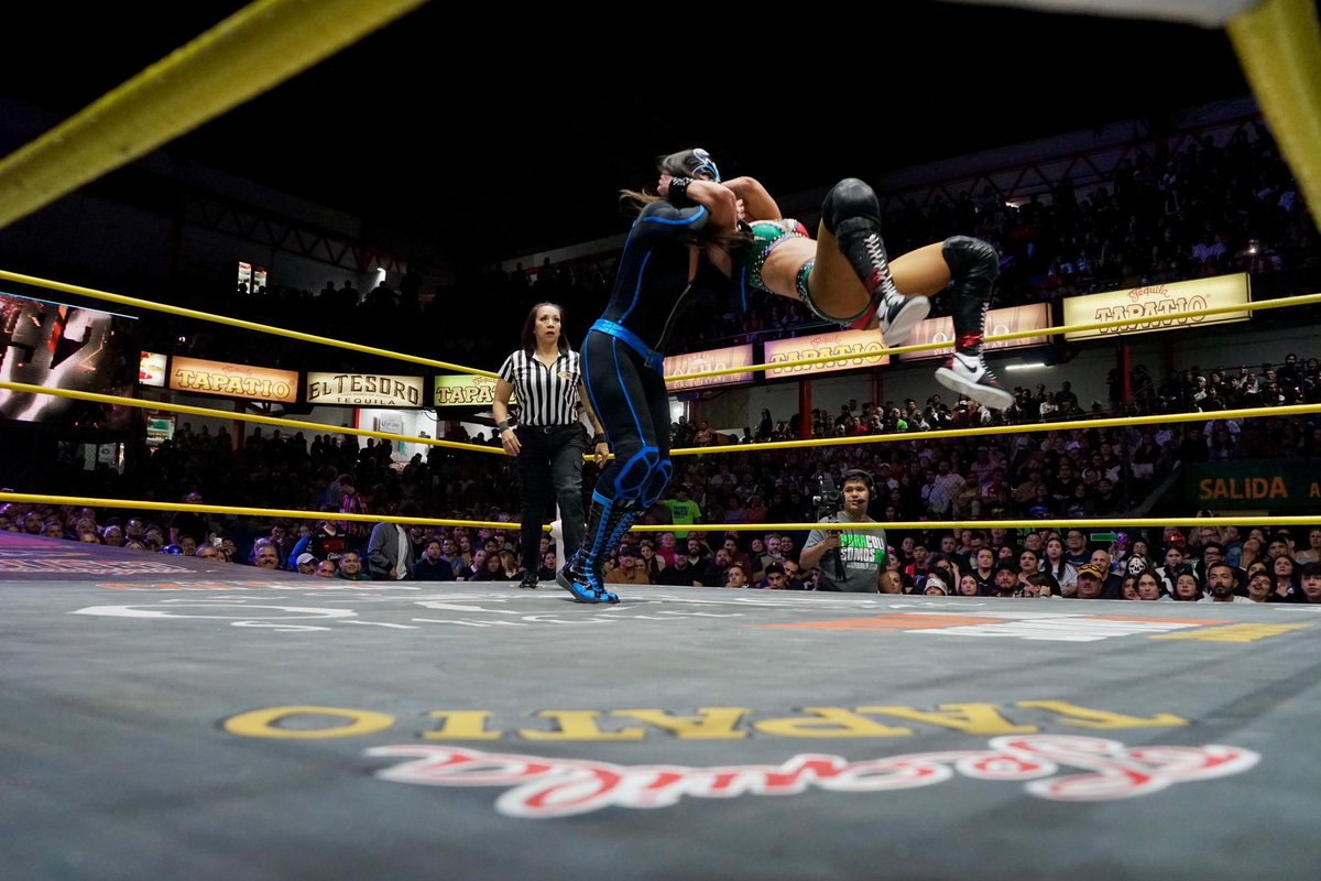 CMLL_OFICIAL's tweet photo. La experiencia internacional de Tessa Blanchard, combinada con el empuje de Kira y el regreso de Akari, marcó la diferencia ante Sanely, Nexy y Miss Guerrera, obteniendo el triunfo.

#MartesDeGlamourCMLL #CMLL https://t.co/T5l4K9cZCx