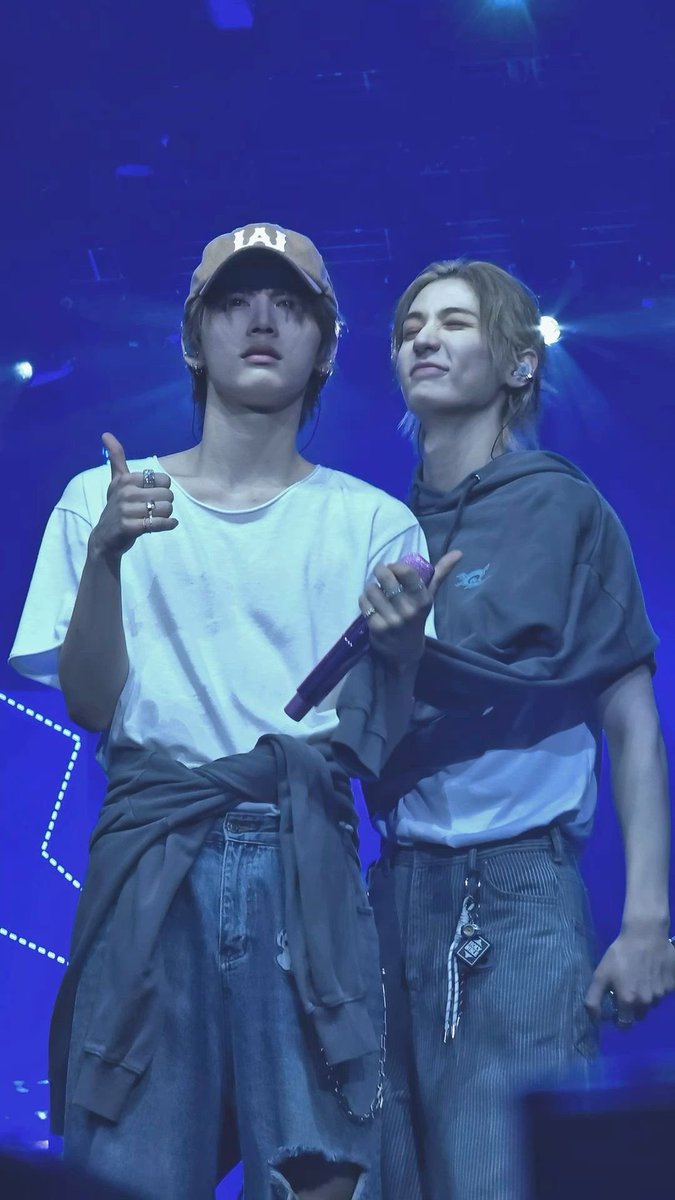 rowkqejr250's tweet image. 이 사진 개웃긴점 알려줄까