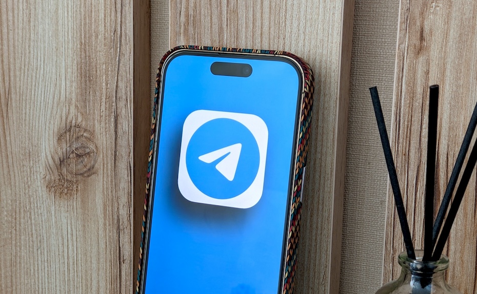 iguides_ru's tweet photo. Песков поставил точку в вопросе Telegram и рассказал, чем пользуется Владимир Путин

Пресс-секретарь главы РФ Дмитрий Песков дал интервью и ответил на вопросы, касающиеся мессенджеров. Про Telegram:

«Я вижу и читаю заявления Роскомнадзора о том, что принято решение тормозить работу Telegram в связи с тем, что компания не выполняет требования российского законодательства. Ну, очень жаль, что компания не выполняет, но есть закон, который нужно выполнять».
Также на вопрос, пользуется ли Владимир Путин мессенджерами, Песков ответил следующее:

«Президент [Владимир Путин] не пользуется мессенджерами. Только специальной связью. Это глава государства».
Пресс-секретарь президента РФ объяснял несколько лет назад, как устроена спецсвязь: достаточно нажать одну кнопку, чтобы вызвать того или иного чиновника. Сам Путин ранее также публично пояснял: ему комфортно оттого, что он «ничем этим» не пользуется. В декабре президент говорил, что никогда не записывал кружочки своим близким.
