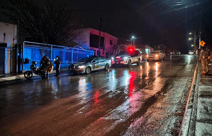 ElPenduloMx's tweet photo. #Chihuahua - La Secretaría de Seguridad Pública del Estado exhorta a conducir con precaución ante el pronóstico de lluvias 🌧️
Evita calles inundadas, reduce velocidad y respeta señalamientos.
📞 Emergencias al 9-1-1.
#Lluvias #SeguridadVial #Prevención #Chihuahua https://t.co/B3urdAPULG