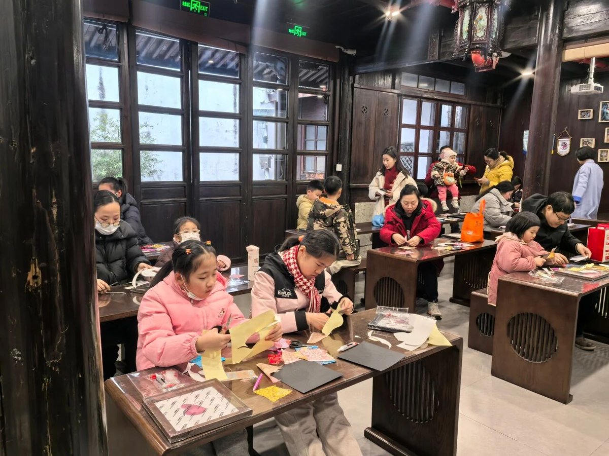 TianyigeM's tweet image. At Tianyige Museum, children and parents crafted Song brocade horse-head designs to celebrate the Year of the Horse. Guided by instructors, they learned traditional patterns’ meanings, chose colors,etc.
#TianyigeMuseum
#SongBrocade
#ChildrenArt
#HandsOnLearning
#CulturalHeritage
