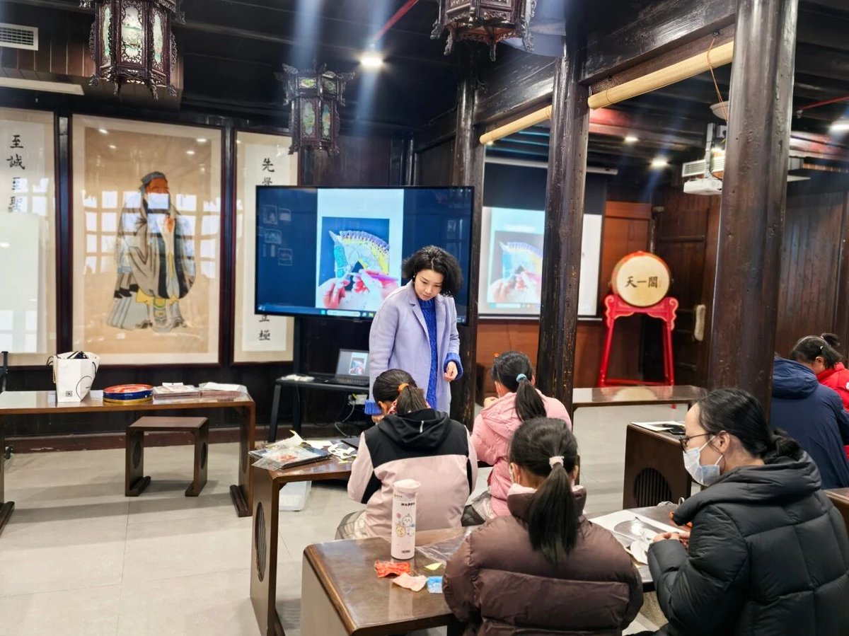 TianyigeM's tweet image. At Tianyige Museum, children and parents crafted Song brocade horse-head designs to celebrate the Year of the Horse. Guided by instructors, they learned traditional patterns’ meanings, chose colors,etc.
#TianyigeMuseum
#SongBrocade
#ChildrenArt
#HandsOnLearning
#CulturalHeritage