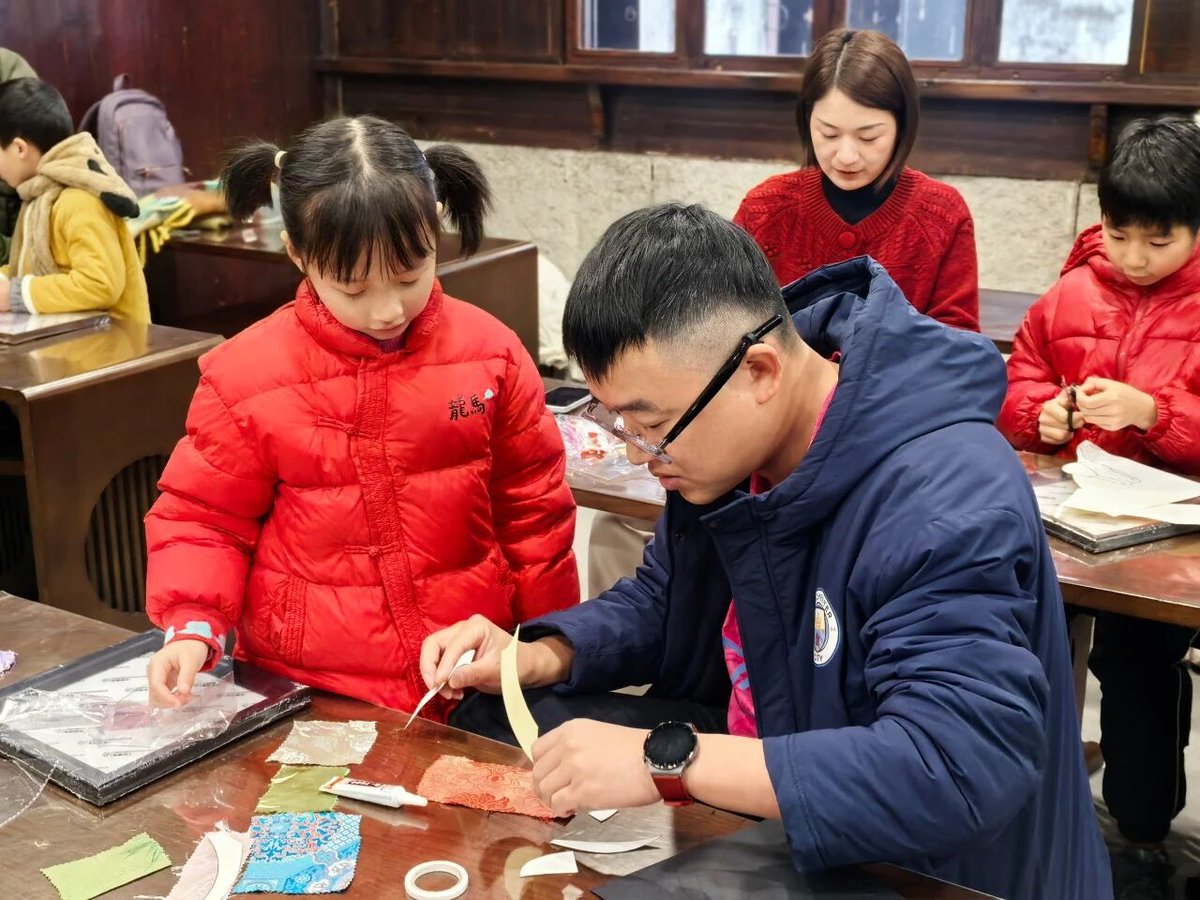 TianyigeM's tweet image. At Tianyige Museum, children and parents crafted Song brocade horse-head designs to celebrate the Year of the Horse. Guided by instructors, they learned traditional patterns’ meanings, chose colors,etc.
#TianyigeMuseum
#SongBrocade
#ChildrenArt
#HandsOnLearning
#CulturalHeritage